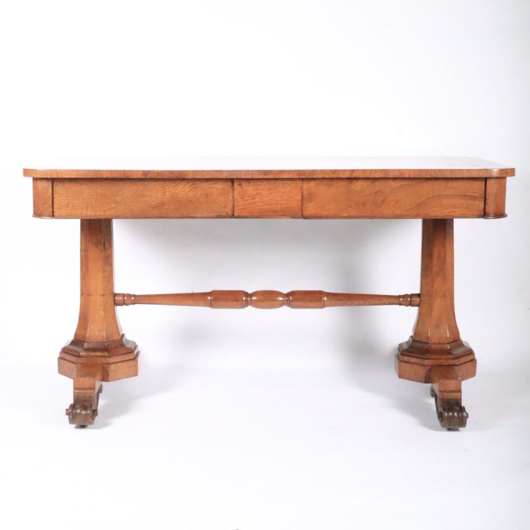 Bureau table in polar oak , Engeland circa 1850