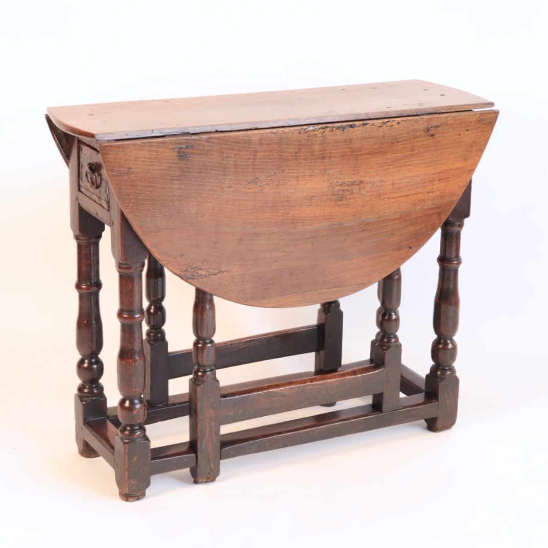 Good 17th century oak drop-leaf table with beautiful patina
