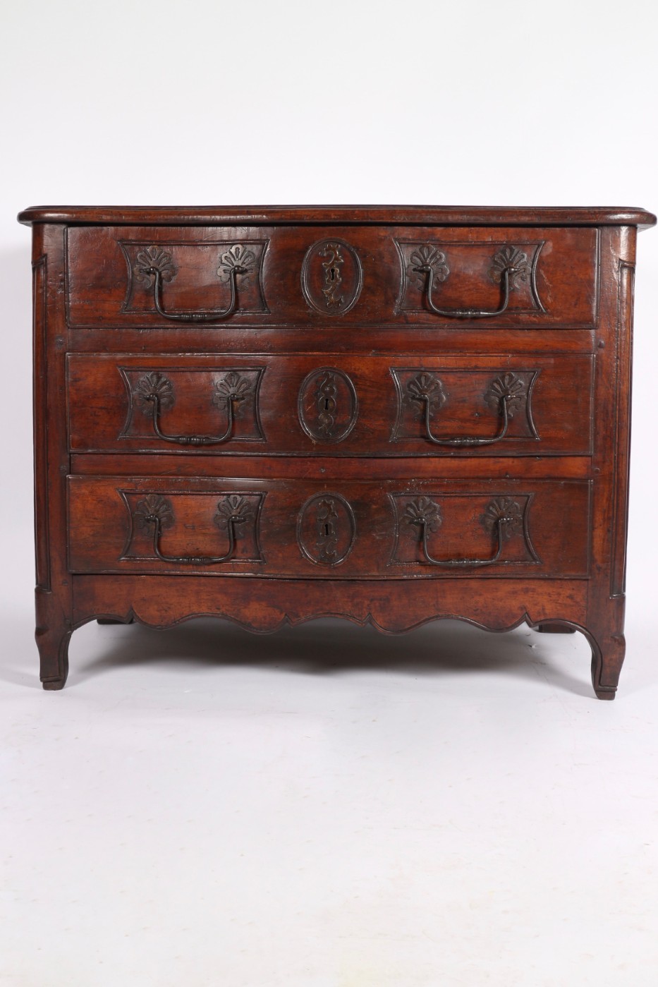 Mid 18th cent French walnut chest of drawers