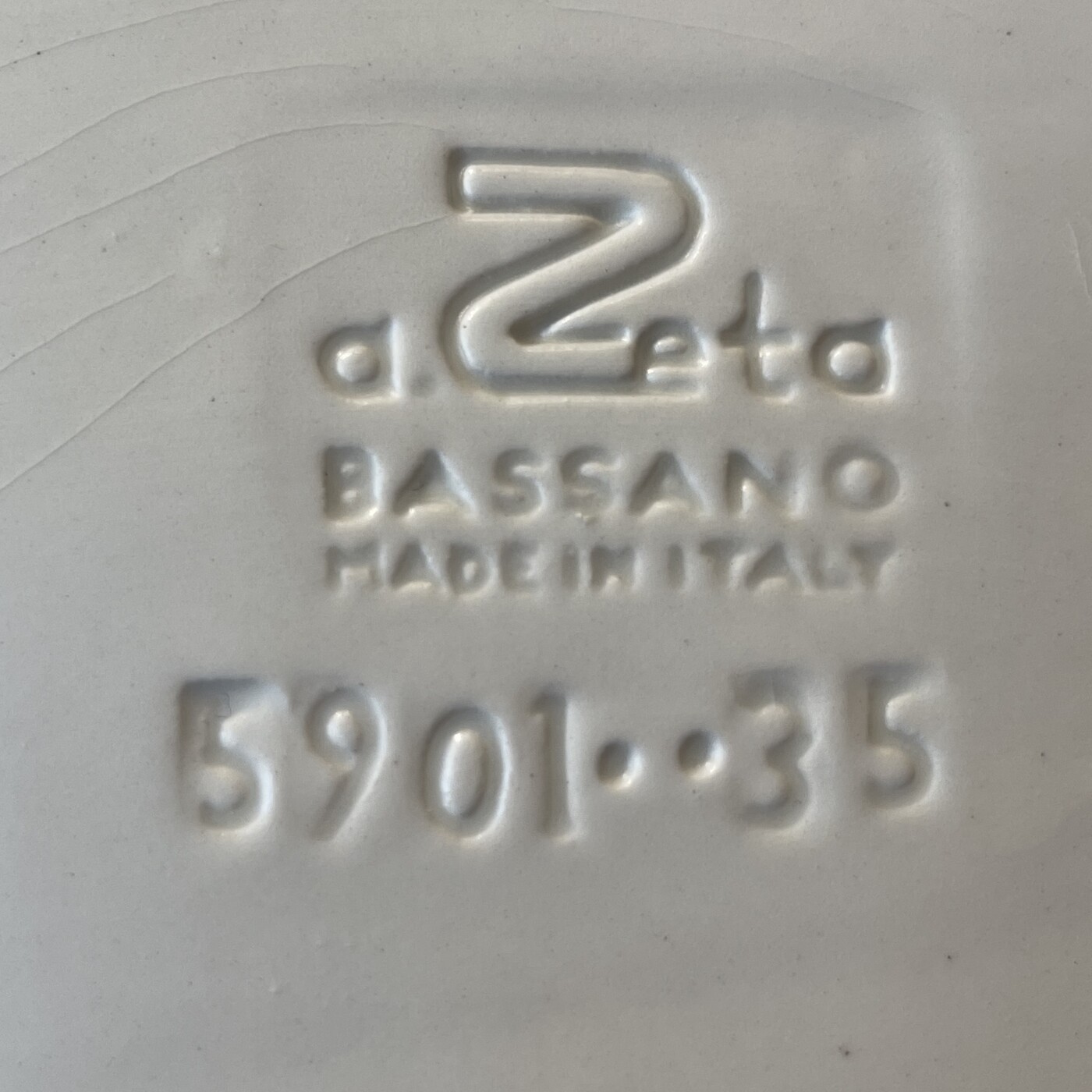 Set of plates for 8 persons designed by Zeta Bassano 