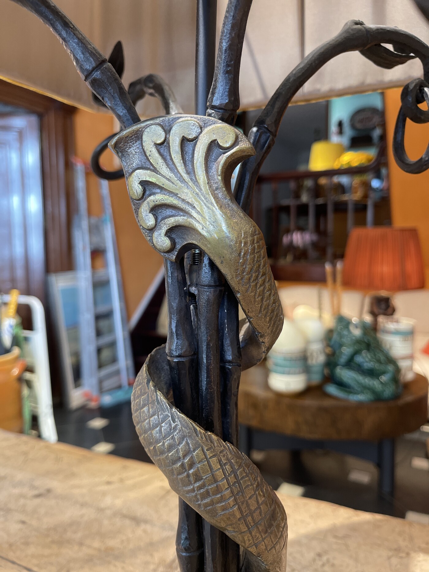 Table lamp with base in bronze and handmade lampshade